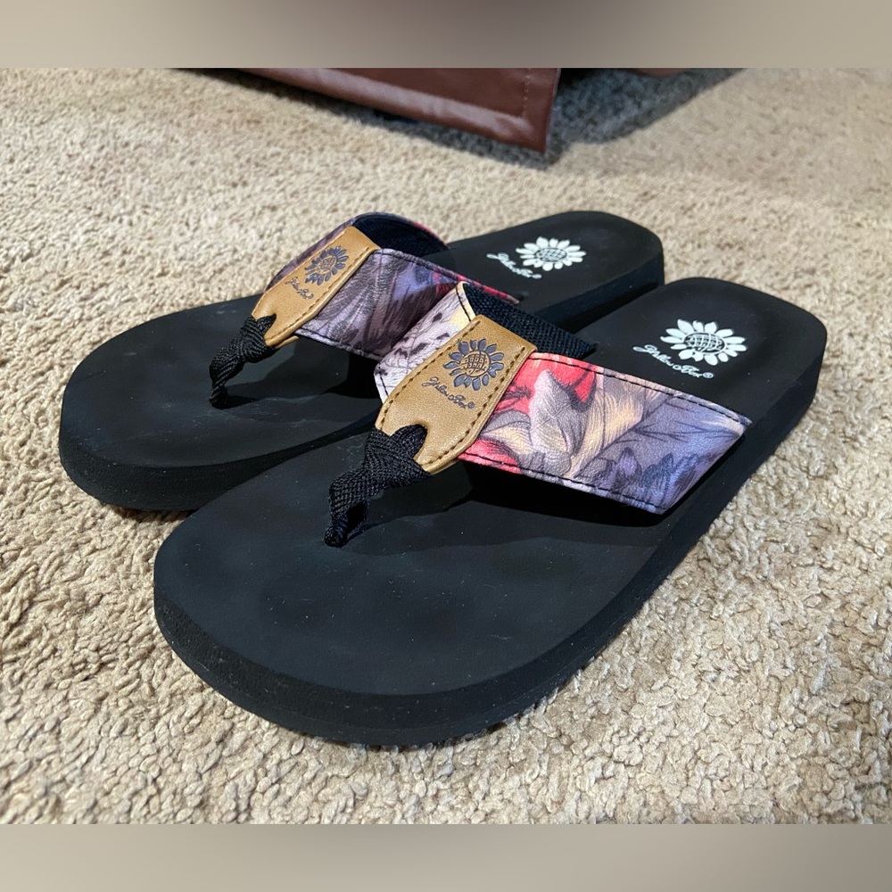 Yellow Box Womens Flat Thong Flip Flops Black Purple Tan Red Leaf Print Size 6.5